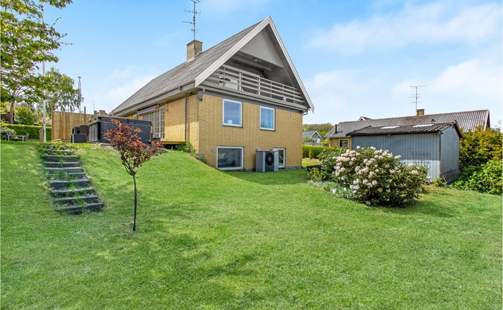 5 bedroom lovely home in Allinge 1