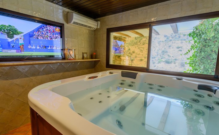 Haus mit integrierter Felswand und Jacuzzi 1