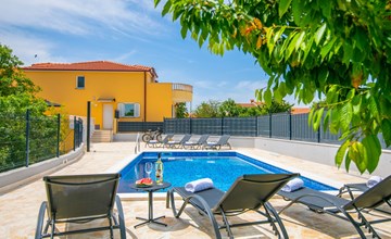 Villa "Mile" mit beheiztem Pool, Grill und Terrasse 2