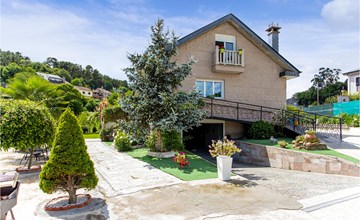 4 bedroom awesome home in Chantada 2