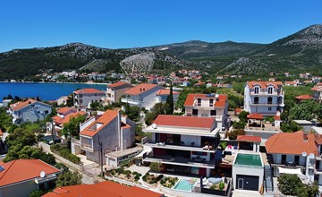 Viva-by the sea-by the pool 3