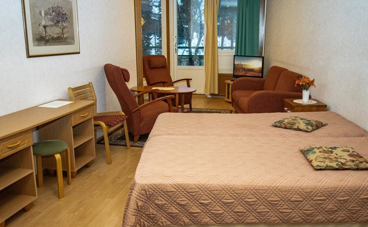 Kylpylä-hotelli, huone 242 1