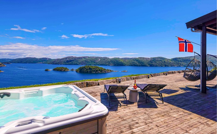 Vacation Home with Fjord Views and Outdoor Spa Near Lyngdal 1