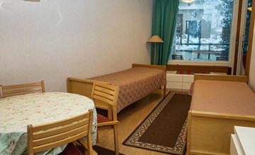 Kylpylä-hotelli, huone 242 3