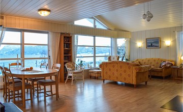 5 bedroom beach front home in Lavik 3