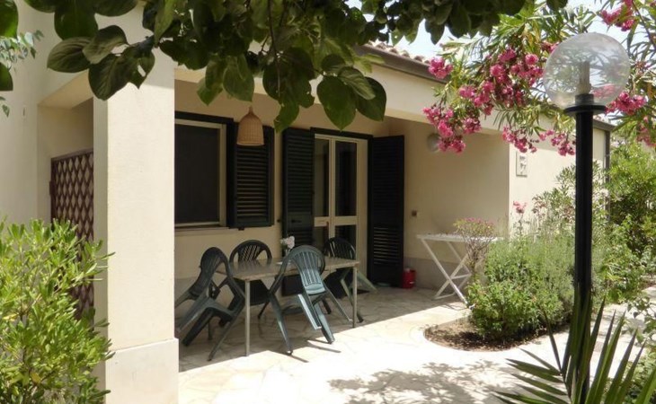 Schöner Bungalow direkt am Sandstrand auf Sizilien 1