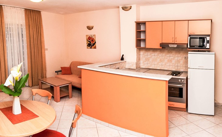 Modern eingerichtete Ferienwohnung orange 1