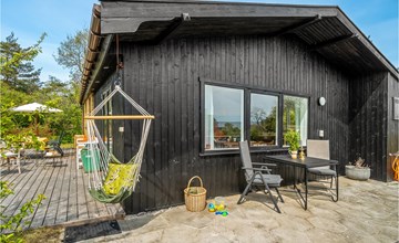 Cozy home in Nexø with house sea view 2