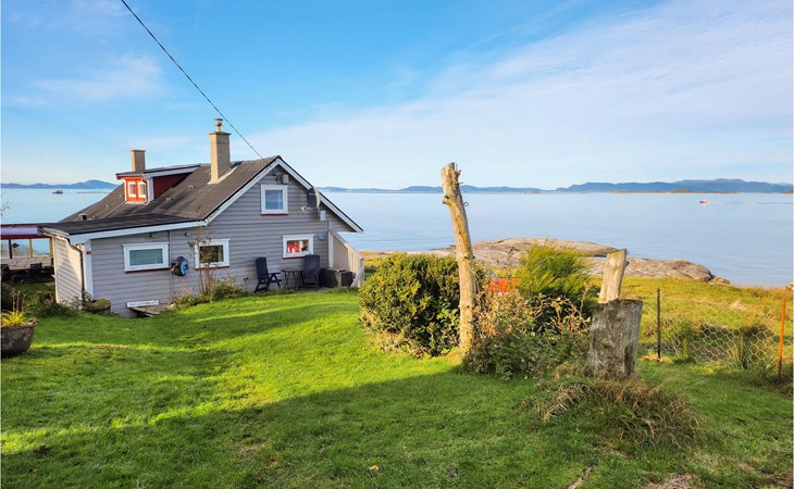 Amazing home in Rennesøy with house sea view 1