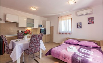 Beautiful home in Zminj with kitchen 3