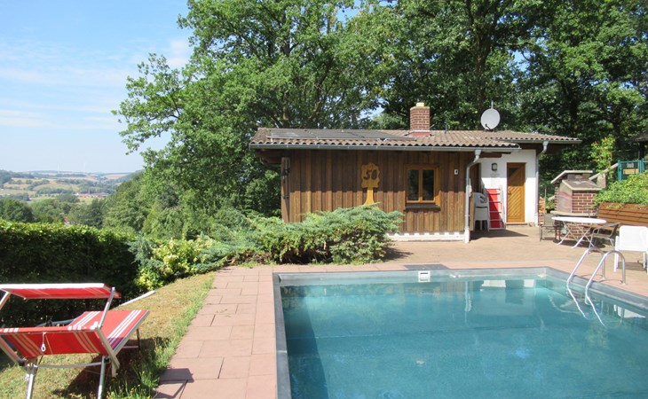 Ferienhäuser mit Pool in ruhiger Lage am Waldrand 1