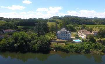 Schloss mit Überlaufpool an der Dordogne 2