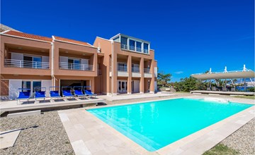 5 bedroom awesome home in Pag 2