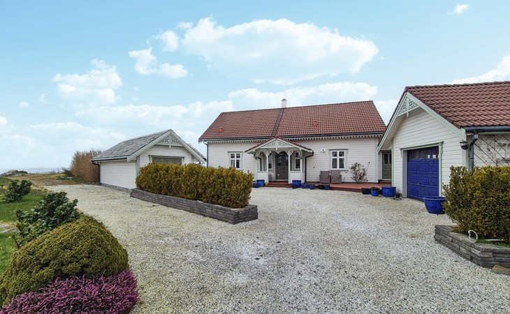 Awesome home in Bekkjarvik 1