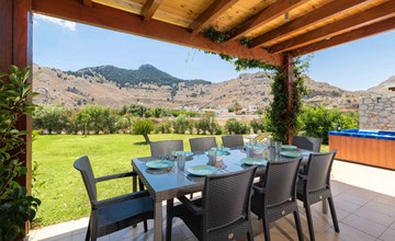 Haus in Kolympia mit Garten und Bergblick 2