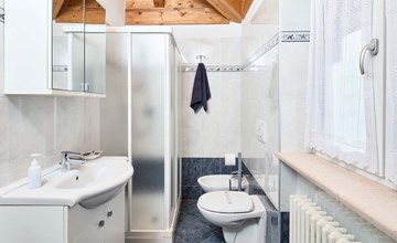 Schönes Dachgeschosszimmer mit großem Balkon BV5 3