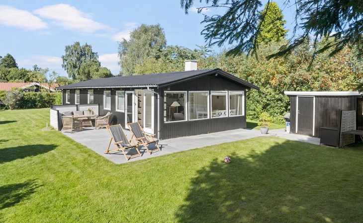 Beautiful home in Dronningmølle 1