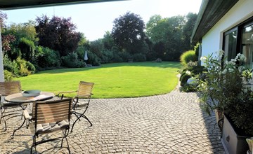 Großzügiges Haus mit traumhafter Gartenanlage 2