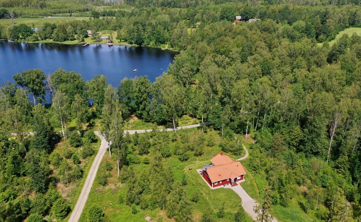 Modernes Haus mit hellem Dekor, mit Blick auf den See 1