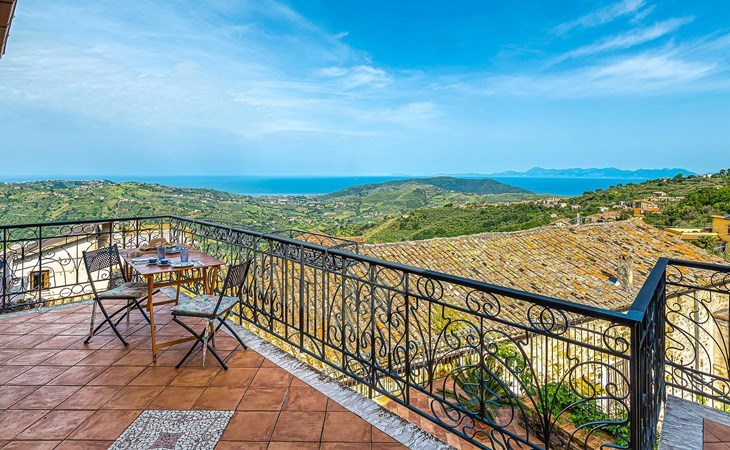 2 bedroom gorgeous apartment in Laureana Cilento 1