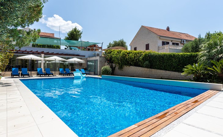 Luxuriöse Ferienwohnung mit Poolblick 1