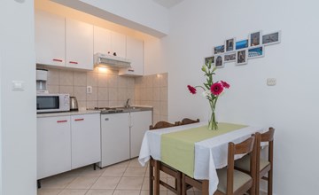 Voll ausgestattete Wohnung mit zwei Schlafzimmern und Balkon 3