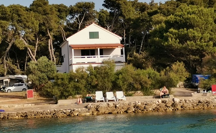 Appartement Porat in Ugljan mit Garten und Terrasse 1