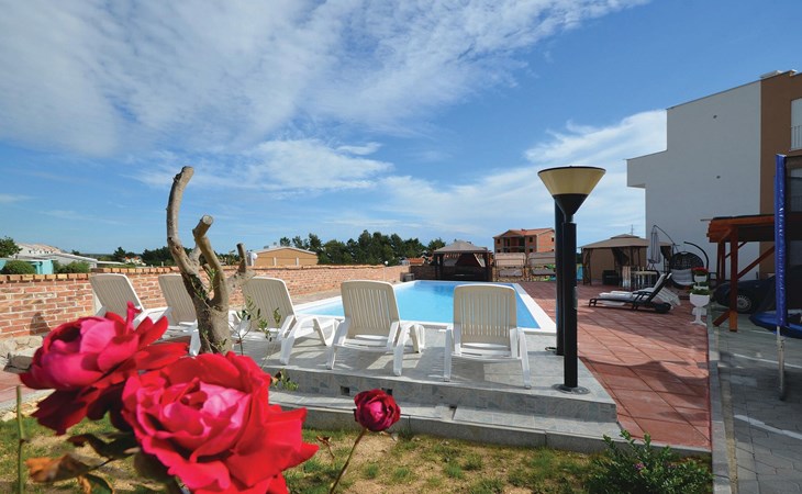 Mooi appartement in Nin met buitenzwembad 1
