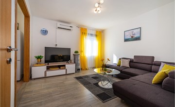 Cozy home in Rovanjska with WiFi 3