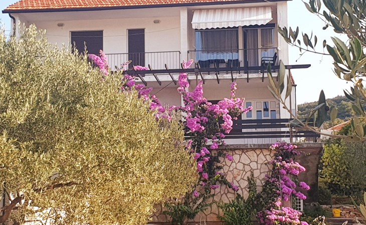 Tihana mit mediterranem Garten 1