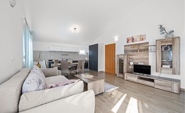 Cozy apartment in Jezera with WiFi 3