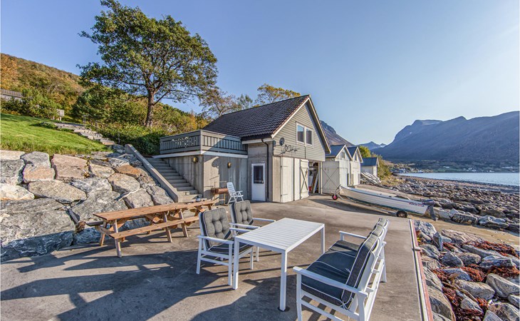 Beautiful home in Hundeidvik 1