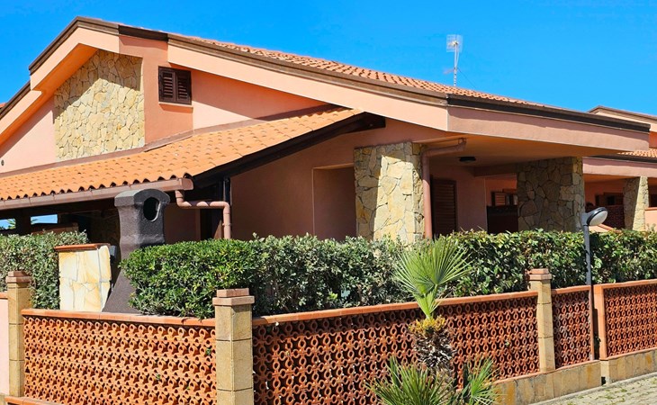 Helle mediterrane Villa mit Veranda und Garten 1