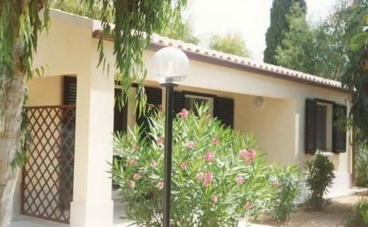 Schöner zentraler Bungalow direkt am Sandstrand auf Sizilien 1