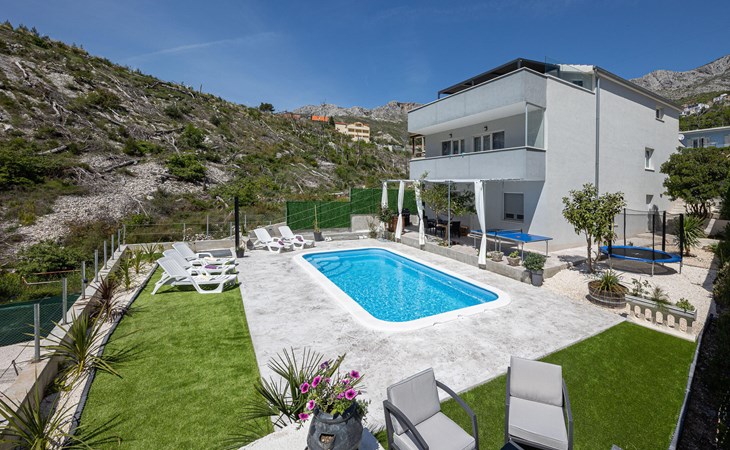 Lovely home in Zrnovnica 1