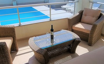 Erdgeschoss-Ferienwohnung mit Garten und Pool 2