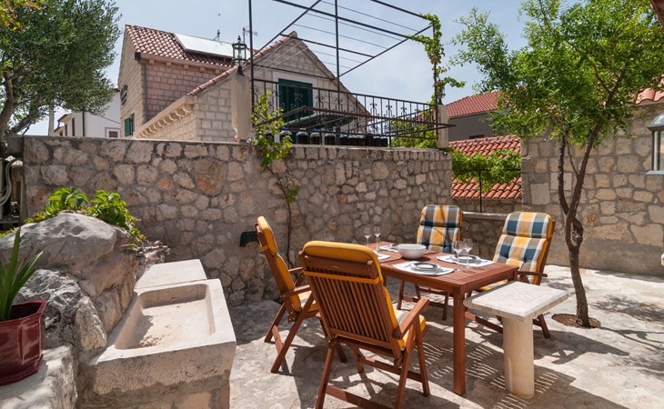 Große Ferienwohnung in Omiš mit Privatem Balkon 1