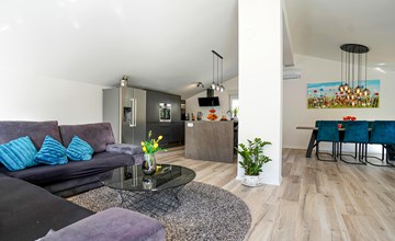 Lovely home in Zrnovnica 3