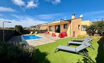 Lichtdurchflutete Ferienvilla mit Pool 3