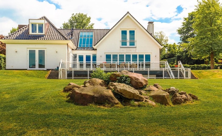 Witte Villa I luxe vakantiehuis Limburg met zwembad en sauna 1