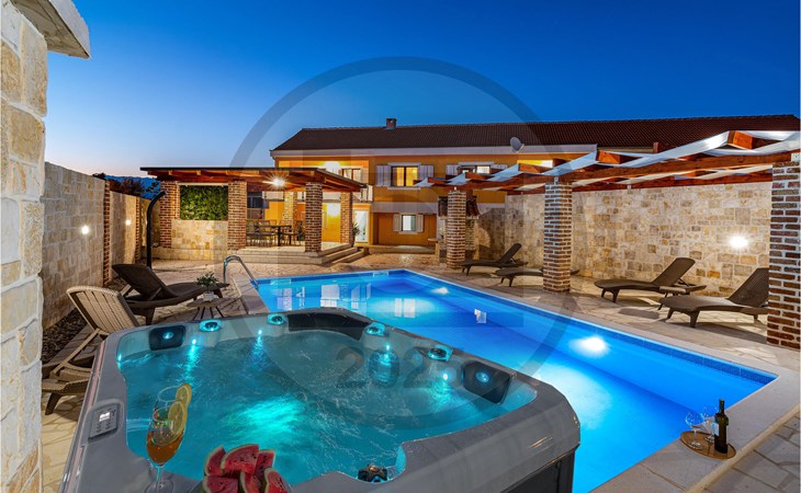 3 bedroom gorgeous home in Pridraga 1