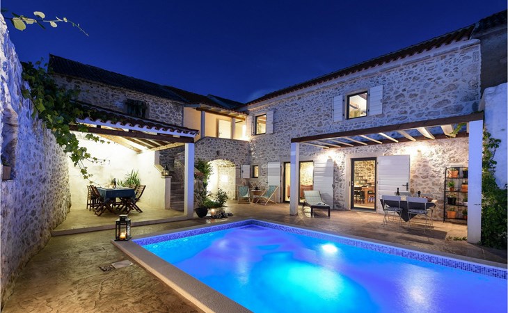 Villa Dvori 1