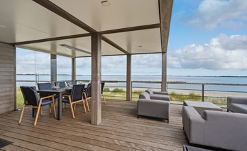 Villa 77 – Beachfront | Directly on the beach with views over the water 3