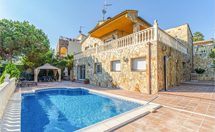 Stunning home in Palafolls 1