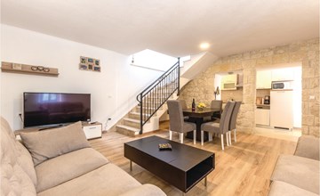 4 bedroom cozy home in Otok 3