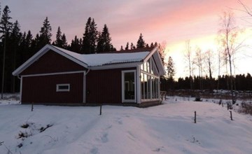 Modernes Haus mit hellem Dekor, mit Blick auf den See 2