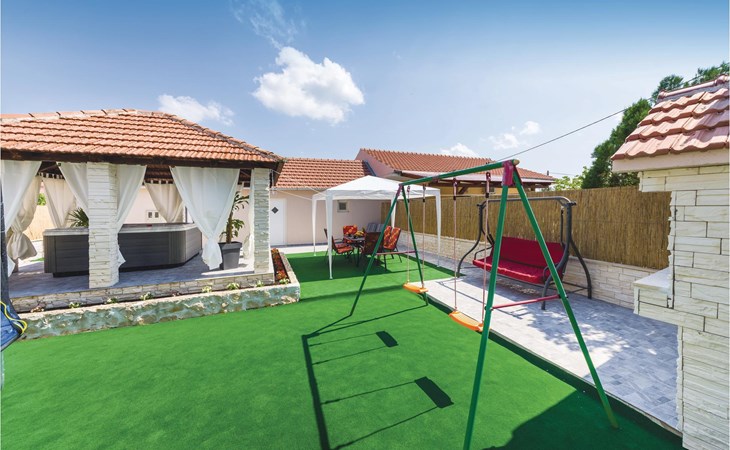 2 bedroom pet friendly home in Sukosan 1