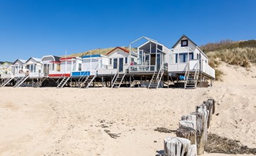 Slaapstrandhuisje óp het strand van Dishoek met zeezicht en terras en plek voor vijf personen I 37 2