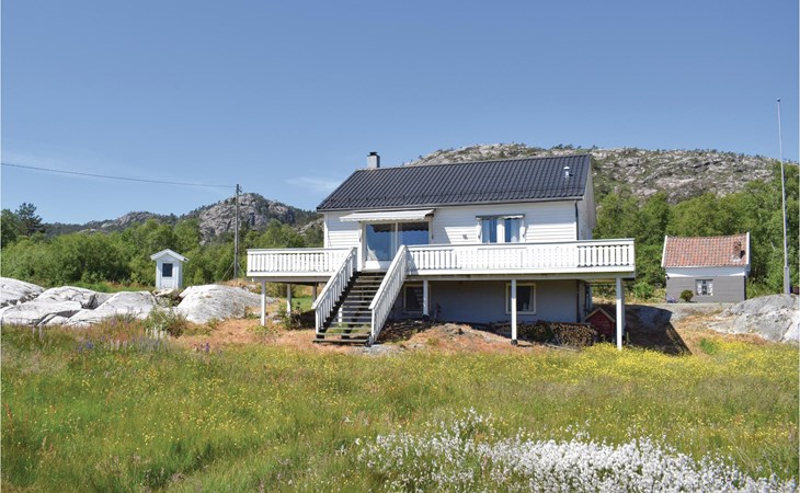 4 bedroom gorgeous home in Hervik 1