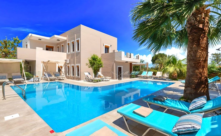 in Paralia Kourna mit Grill, Terrasse und Garten 1